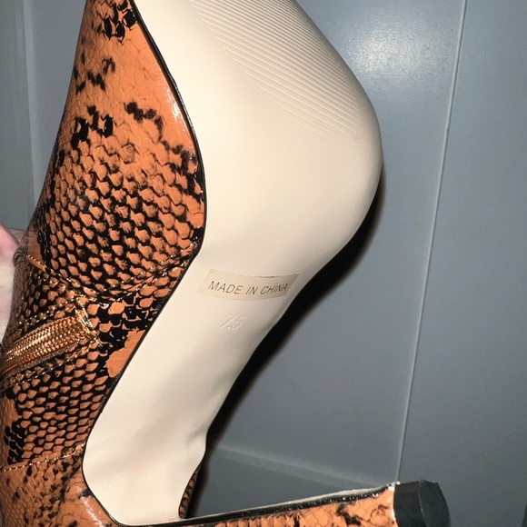kloset envy Thigh high rust snake boots. Sold out. Never worn size 7.5 - Picture 4 of 7